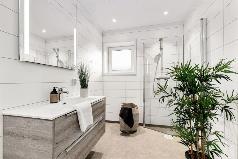 Miroir_LED_dans_une_salle_de_bain_:_quel_intérêt_?
