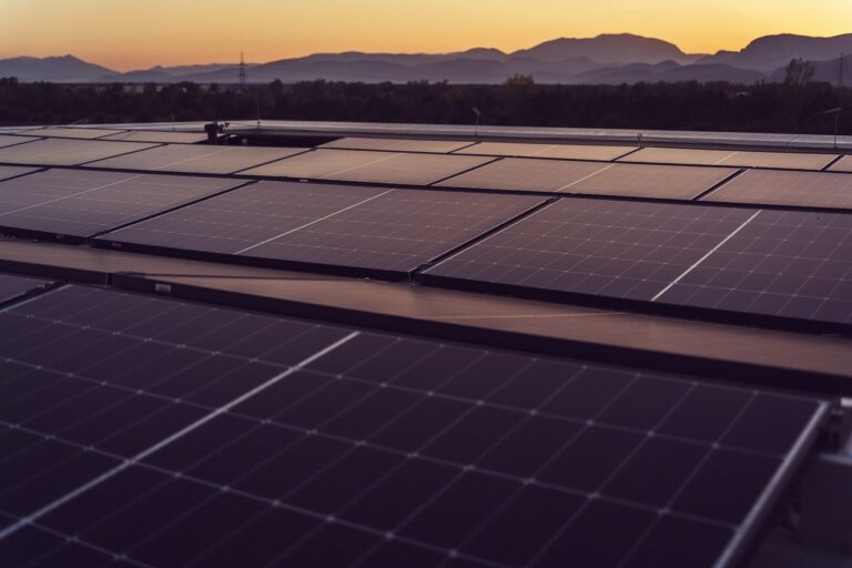 Panneaux_solaires_sur_toit_:_une_solution_High_Tech_pour_un_avenir_plus_vert