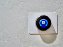 Smartphone vs. commande vocale : quelle est la meilleure façon de contrôler votre thermostat connecté ?