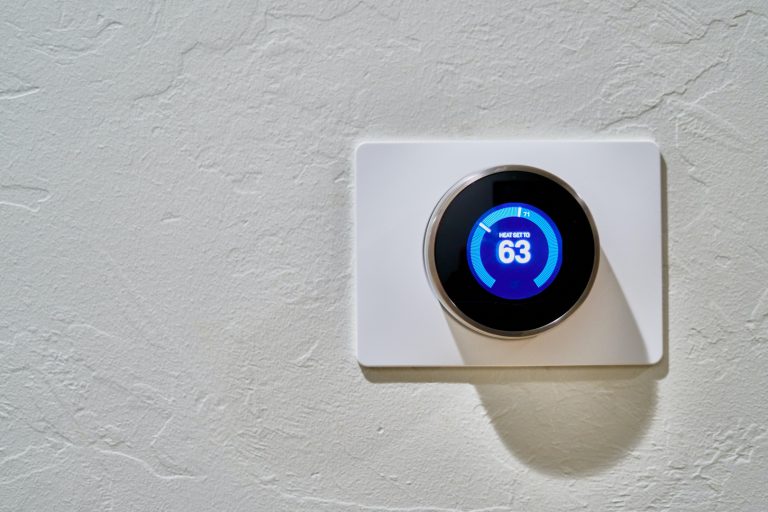 Smartphone vs. commande vocale : quelle est la meilleure façon de contrôler votre thermostat connecté ?